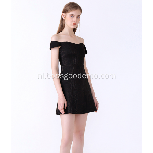 Off-shoulder zwarte korte jurk